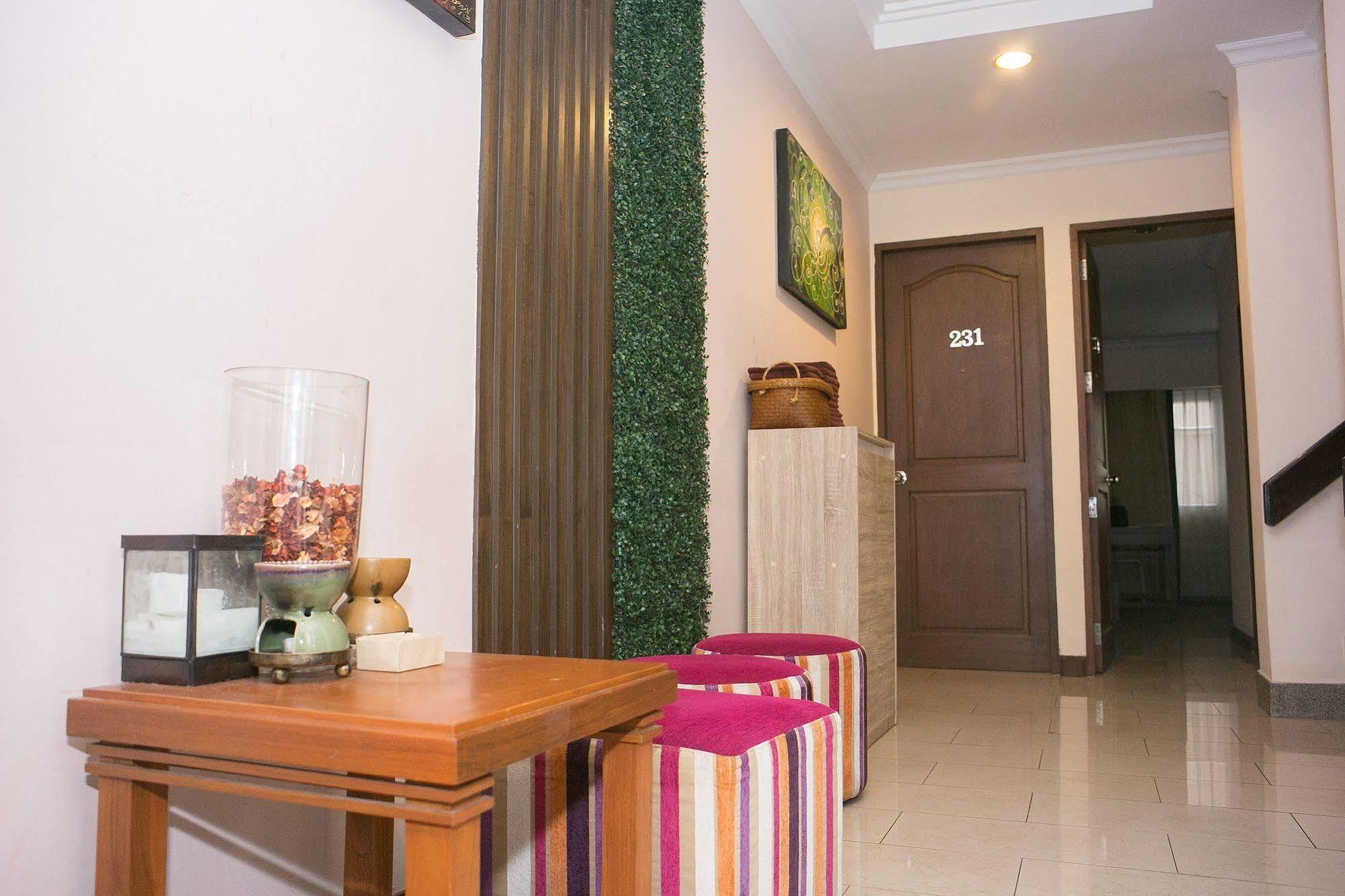 Zen Rooms Silom 12 Bangkok Ngoại thất bức ảnh